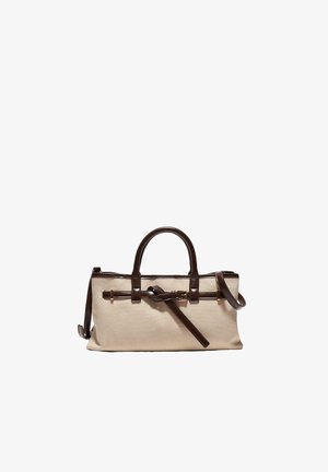 Borsa rettangolare beige con manici in pelle marrone scuro, rifiniture e dettaglio di una cinghia annodata sul davanti, su sfondo bianco.