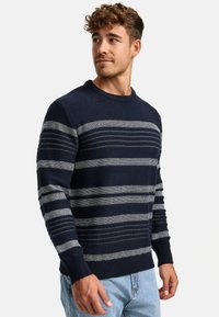 Dunkelblauer Strickpullover mit horizontalen Streifen in Hellgrau, Rundhalsausschnitt, gerippten Bündchen und Saum sowie strukturierten Stoffdetails.