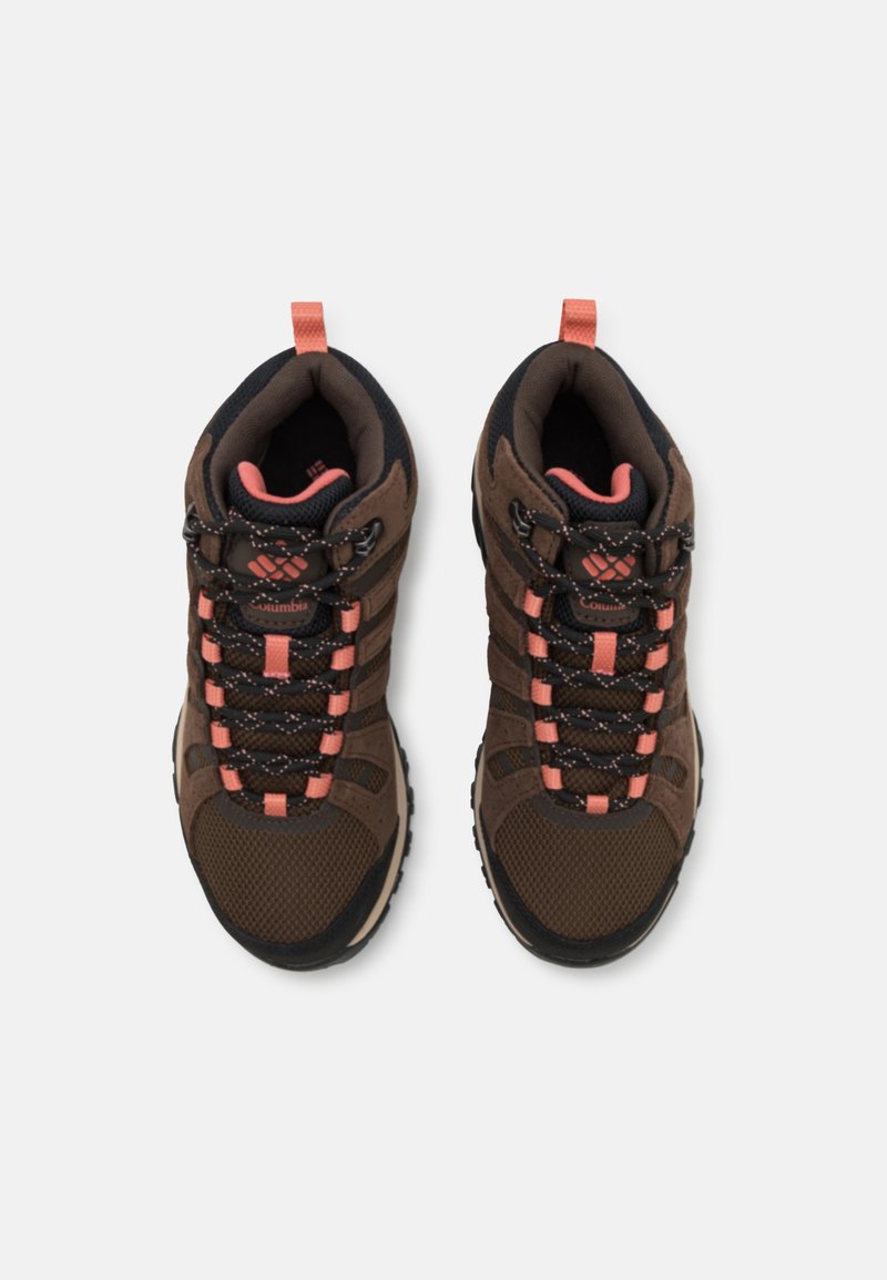 Brązowe półwysokie buty trekkingowe z siateczki i zamszu, różowymi akcentami, czarnymi sznurowadłami oraz wzorzystą gumową podeszwą.