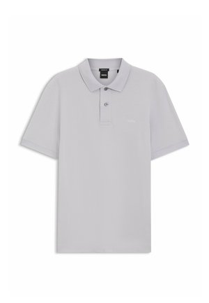 Hellgraues Polohemd mit kurzen Ärmeln, zwei Knöpfen und kleinem gesticktem Logo auf der linken Brust, flach auf weißem Hintergrund liegend.