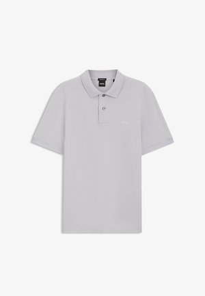 Polo à manches courtes gris clair avec deux boutons et petit logo brodé sur la poitrine gauche, posé à plat sur fond blanc.