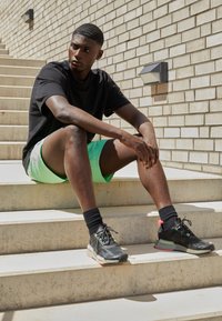 adidas Originals NMD V3 - Sportbačiai - core black/core black/signal green