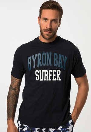 Czarna granatowa koszulka bawełniana z napisem "BYRON BAY SURFER" w wyraźnym białym i turkusowym kolorze, okrągłym dekoltem i krótkimi rękawami.