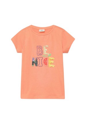 T-shirt corail à manches courtes pour tout-petit avec texte multicolore "BE NICE", incluant une application feuille et fruit au centre devant.