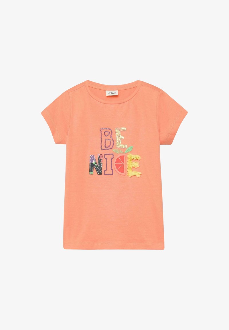 T-shirt corail à manches courtes pour tout-petit avec texte multicolore "BE NICE", incluant une application feuille et fruit au centre devant.