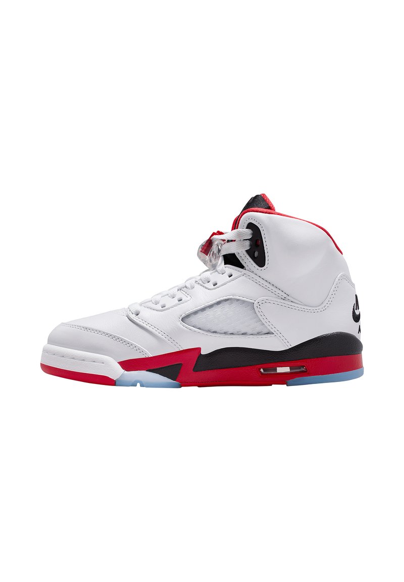 Baskets montantes en cuir blanc avec des accents rouge et noir. Présentent un panneau en mesh, un design à lacets et une semelle translucide.