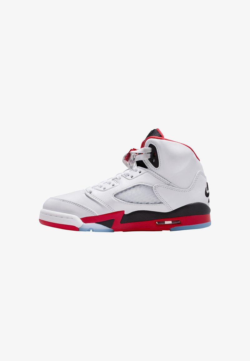 Baskets montantes en cuir blanc avec des accents rouge et noir. Présentent un panneau en mesh, un design à lacets et une semelle translucide.