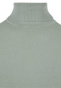 Hellgrauer, gerippter Strickpullover mit Rollkragen, der eine Nahaufnahme des Kragens und der Oberkörperstoffstruktur zeigt.