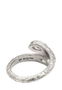 Ring aus Sterlingsilber mit einer strukturierten, gedrehten Gestaltung; 925 Silberstempel innen eingraviert. Die Oberfläche weist Rillen und glatte Abschnitte auf.