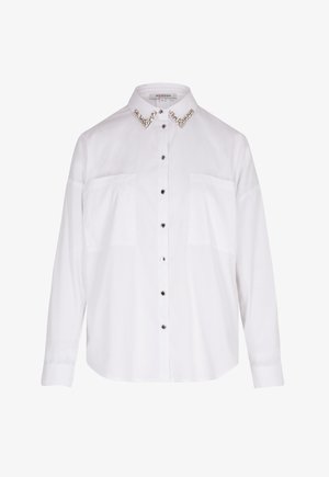Camisa blanca de botones con cuello extendido adornado con acentos similares a cristales, dos bolsillos en el pecho y mangas largas. Textura de tela suave.