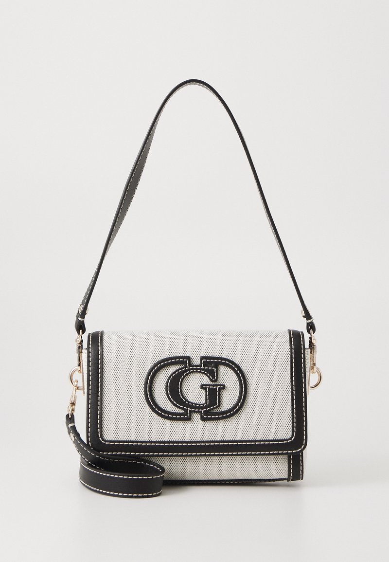 Bolso cruzado blanco y negro con un diseño geométrico, que presenta un logotipo prominente, una forma estructurada y una correa desmontable.