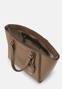MICHAEL Michael Kors TARYN TOTE XBODY - Kézitáska - driftwood