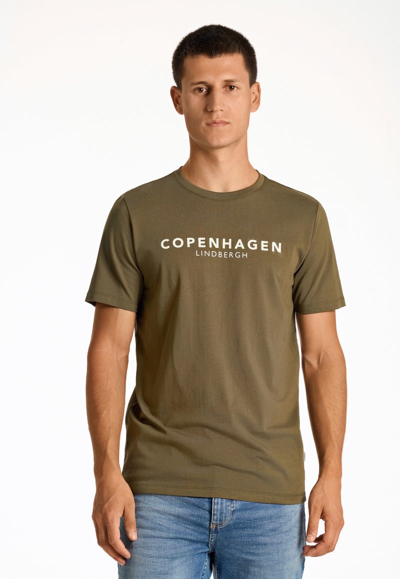 Camiseta de manga corta verde oliva hecha de una tela suave, con el texto 'COPENHAGEN LINDNERGH' en blanco en el pecho.