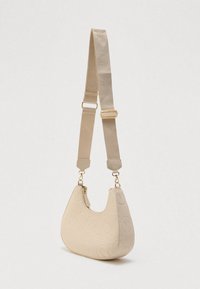 Bež torbica za ramo v obliki polmeseca z izbočenimi cvetličnimi in okroglimi vzorci, širokim nastavljivim trakom in detajli v zlati barvi.