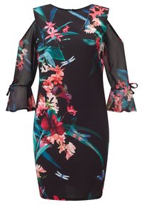 Blommig cold-shoulder-klänning med genomskinliga ärmar; svart bakgrund med rosa och röda blommor, gröna blad och små blå trollsländemönster.