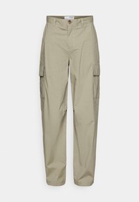 Beige cargo kalhoty vyrobené z lehkého materiálu, s bočními kapsami, zapínáním na knoflík a volným střihem. Hladký povrch bez vzorů.