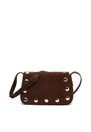 Petit sac bandoulière en daim marron avec des clous ronds dorés le long des bords et une sangle réglable avec une boucle dorée.