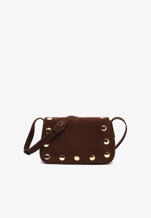 Petit sac bandoulière en daim marron avec des clous ronds dorés le long des bords et une sangle réglable avec une boucle dorée.
