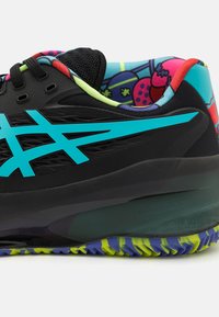 Čierna atletická obuv s textúrovaným sieťovinovým zvrškom, jasne tyrkysovými akcentmi a farebnou vzorovanou vložkou s kontrastnou podrážkou.