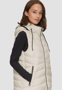 s.Oliver LEICHTE STEPP MIT LOGO-KAPUZE - Weste - wollweiß