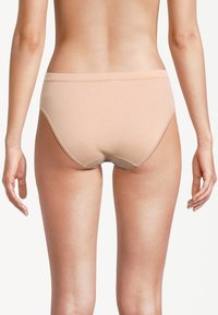 Beige bomuldsunderbukser med glat tekstur, midtstykke og minimal syningsdetalje, der tilbyder et enkelt og funktionelt design.