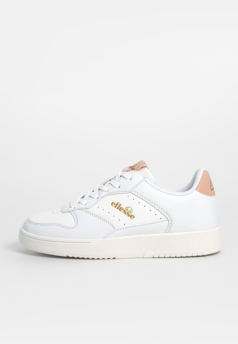 Sneaker bianca con tomaia in pelle sintetica liscia, punta rotonda, accentuazione del tallone rosa, dettaglio logo dorato e suola in gomma bianca testurizzata.