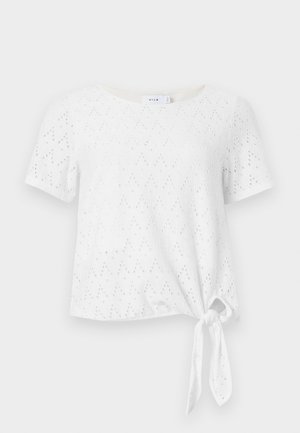 Witte blouse met korte mouwen, oogjespatroon en ronde hals, met een knoopdetail aan de voorkant.