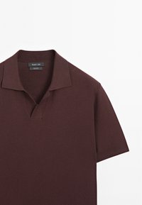 Polo bordeaux in maglia testurizzata, maniche corte e colletto largo a revers. Etichetta con la scritta "Massimo Dutti."