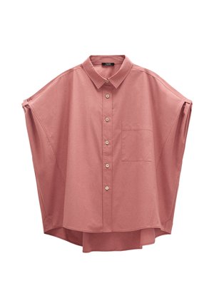 Koszula na guziki z krótkim rękawem w kolorze przygaszonego różu, z kołnierzykiem, przednią kieszenią i nieco dłuższym tylnym brzegiem.