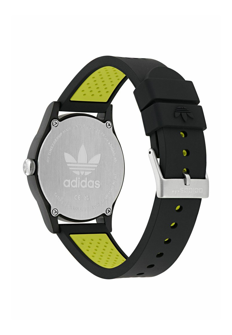 Orologio sportivo nero con retro in acciaio inossidabile, cinturino in silicone con accenti gialli e perforazioni. Chiusura regolabile per una vestibilità sicura.