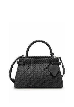 Borsa a mano in pelle nera intrecciata con manico superiore arrotondato, tracolla regolabile, e targhetta in pelle attaccata su sfondo bianco.