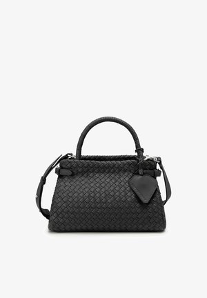 Zwarte gevlochten leren handtas met afgeronde bovenste handgreep, verstelbare schouderriem en een aangehecht leren label op een witte achtergrond.