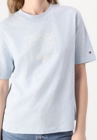 Tommy Hilfiger OUTLINE FLAG TEE - Print T-shirt - ice blue heather