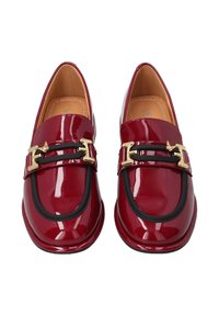 Bordeaux patentleren loafers met zwarte accenten, gouden hardware en een rond toe-design. Gladde textuur met een glanzende afwerking.