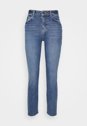 Jeans de ganga de cintura alta em azul médio, com fecho de correr, design de cinco bolsos e um discreto desgaste nas coxas para dar textura.