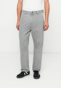 Jeans din denim gri, cu o croială dreaptă, dotate cu �închidere cu buton, design cu cinci buzunare și o textură netedă. Purtați cu sneakers negri.
