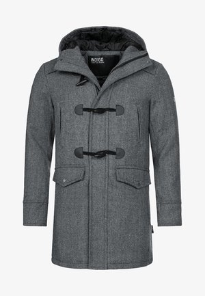 Abrigo de mezcla de lana gris con capucha, cierres de botón, dos bolsillos frontales y un acabado texturizado. Las capas interiores son negras.