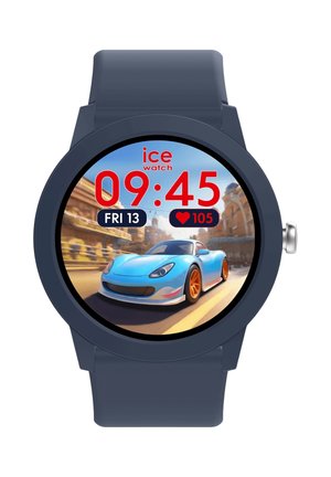 Smartwatch rotondo con un cinturino in silicone blu scuro. Lo schermo mostra un'auto sportiva blu su una strada, con numeri rossi che indicano l'ora e la frequenza cardiaca.