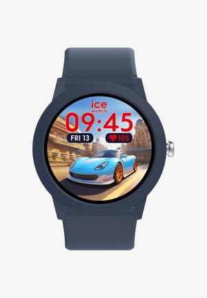 Smartwatch rotondo con un cinturino in silicone blu scuro. Lo schermo mostra un'auto sportiva blu su una strada, con numeri rossi che indicano l'ora e la frequenza cardiaca.