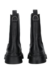 Botas de tobillo de cuero negro con paneles laterales elásticos, suela de goma robusta y tiradores en la parte posterior para un fácil calzado. Diseño minimalista.