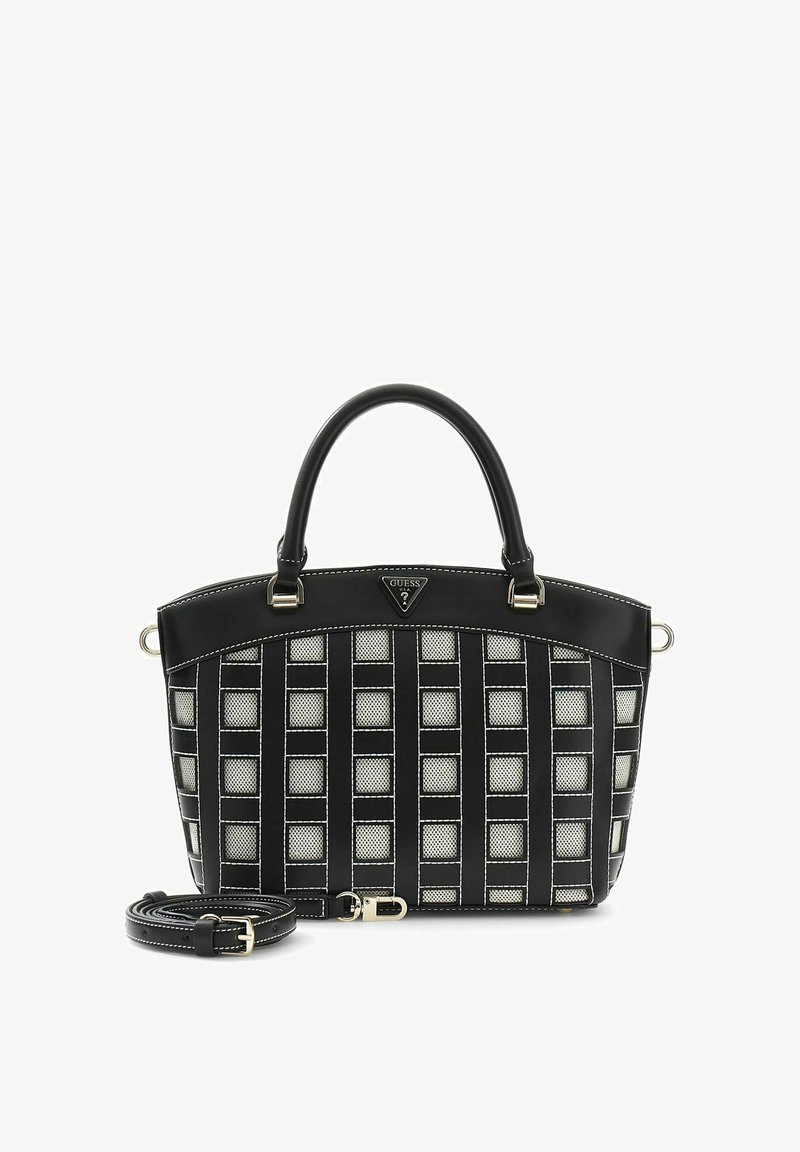 Sac à main à motif damier noir et blanc avec doubles poignées et bandoulière amovible, qui présente un petit logo triangulaire Guess.
