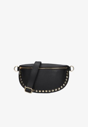 Sac banane en cuir noir avec fermeture éclair dorée, clous ronds dorés le long du bord inférieur, et sangle ajustable avec boucle dorée.