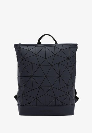 Marineblauer Rucksack mit einem geometrischen, dreieckigen Muster, aus strapazierfähigem Material gefertigt. Verfügt über schwarze Schulterriemen und einen oberen Tragegriff.