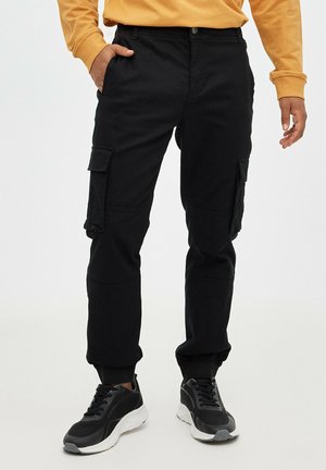 INSIDE JOGGER PERNERAS CON BOLSILLOS - Pantalones cargo - black