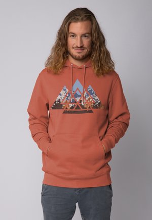 Rood-oranje hoodie met een driehoekig bergontwerp in blauw en aardetinten. Beschikt over een voorzak en een verstelbare trekkoordkap.