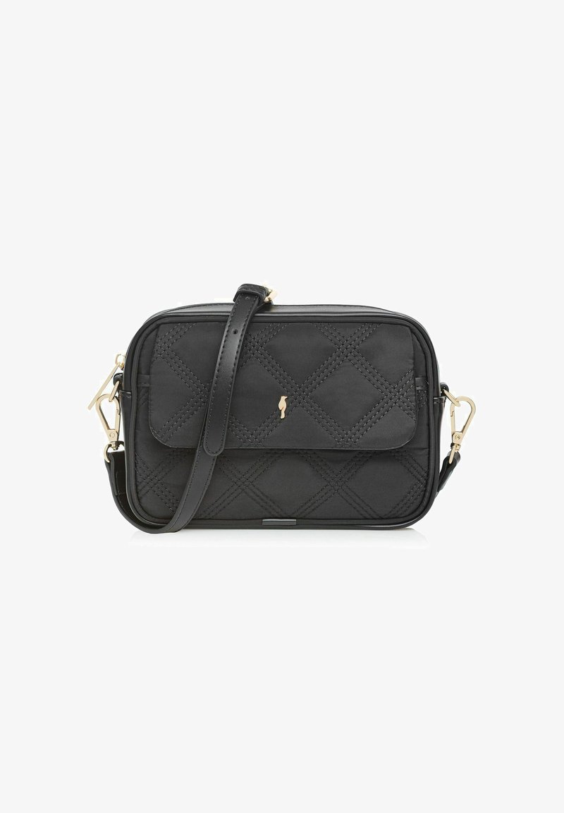 Czarna, pikowana skórzana torba crossbody z przednią klapą, złotymi akcentami metalowymi i regulowanym paskiem. Posiada diamentowy wzór i gładką fakturę.