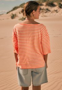 Next BLEND SOFT TOUCH - T-shirts print - fluro orange stripe