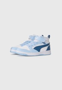 Baskets Puma montantes en blanc, bleu clair et bleu foncé avec des lacets et des sangles Velcro, présentées sur un fond blanc.