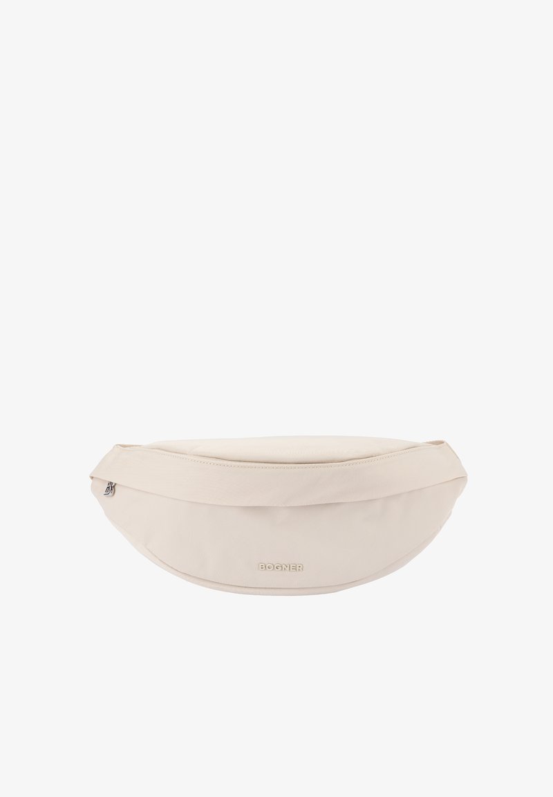 Riñonera beige hecha de tela texturizada, con una forma curva, cierre superior con cremallera y detalles del logotipo en la parte frontal.