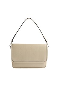 Beżowa skórzana torba na ramię z teksturowanym wykończeniem, z klapką i odczepianym czarnym paskiem. Posiada srebrne akcenty hardware.